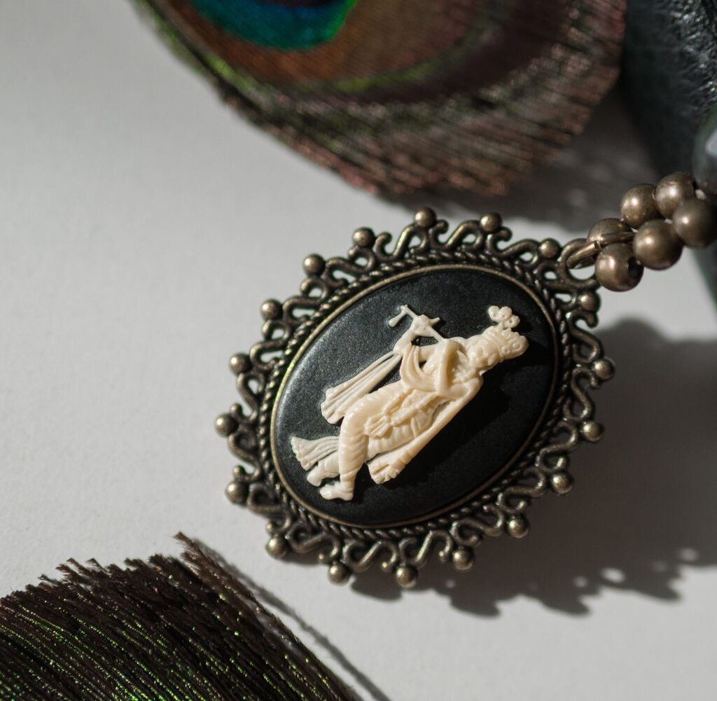 krishna pendant kyr8hlh.jpg